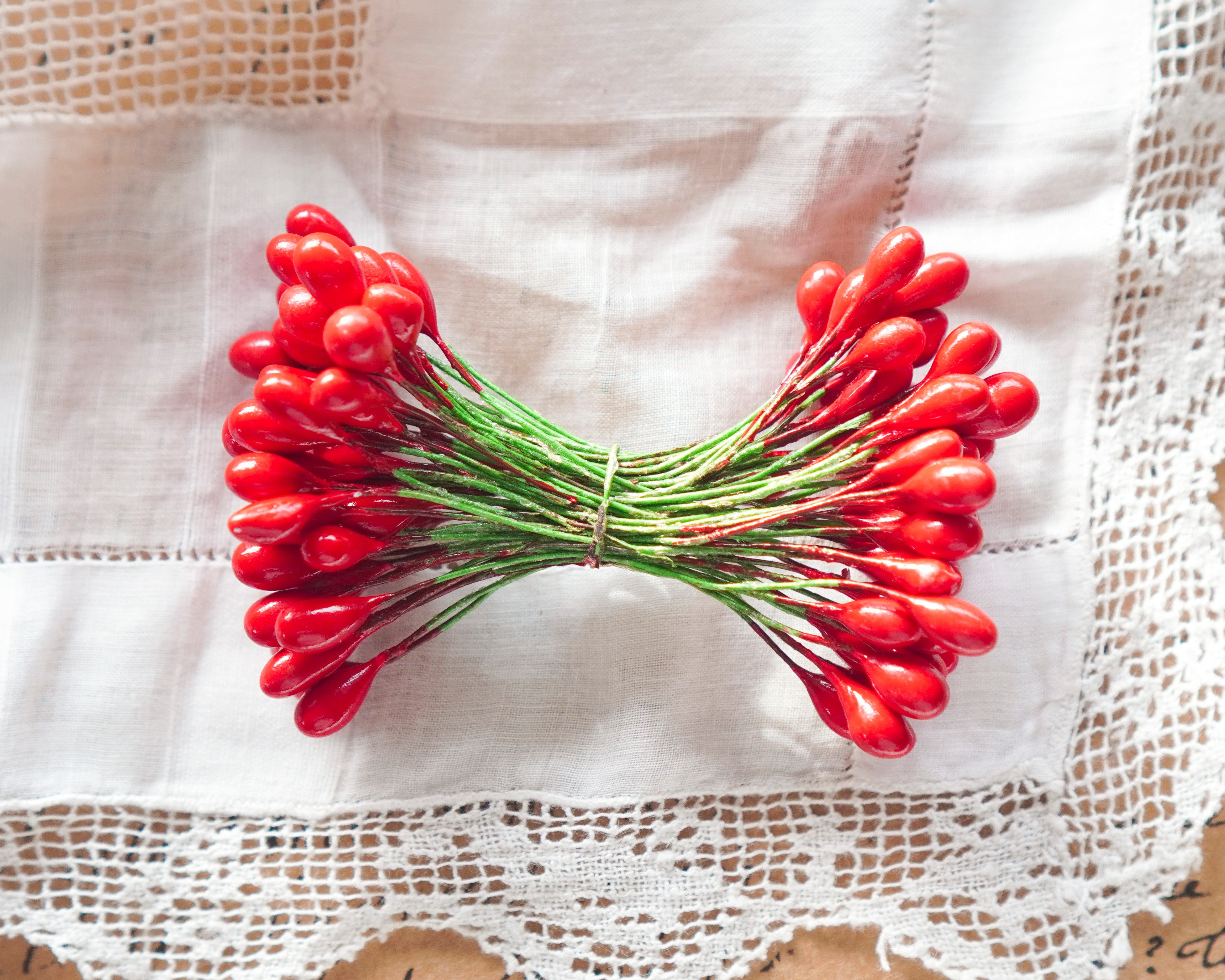 Medium Holly Berry Stamens, 50 Pcs.