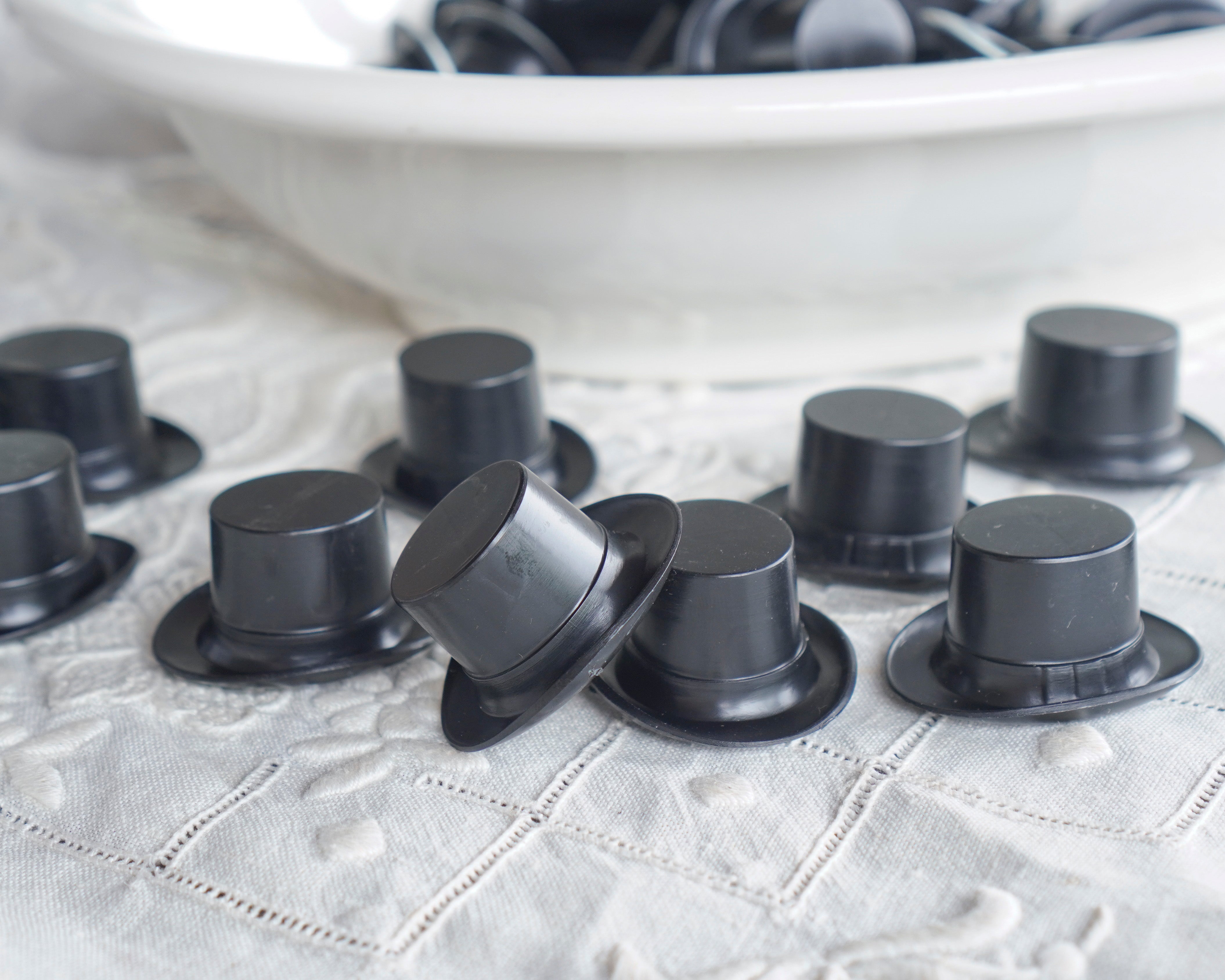Medium Top Hats, German Plastic Snowman Craft Hats (Best Fits 20-24mm Heads)