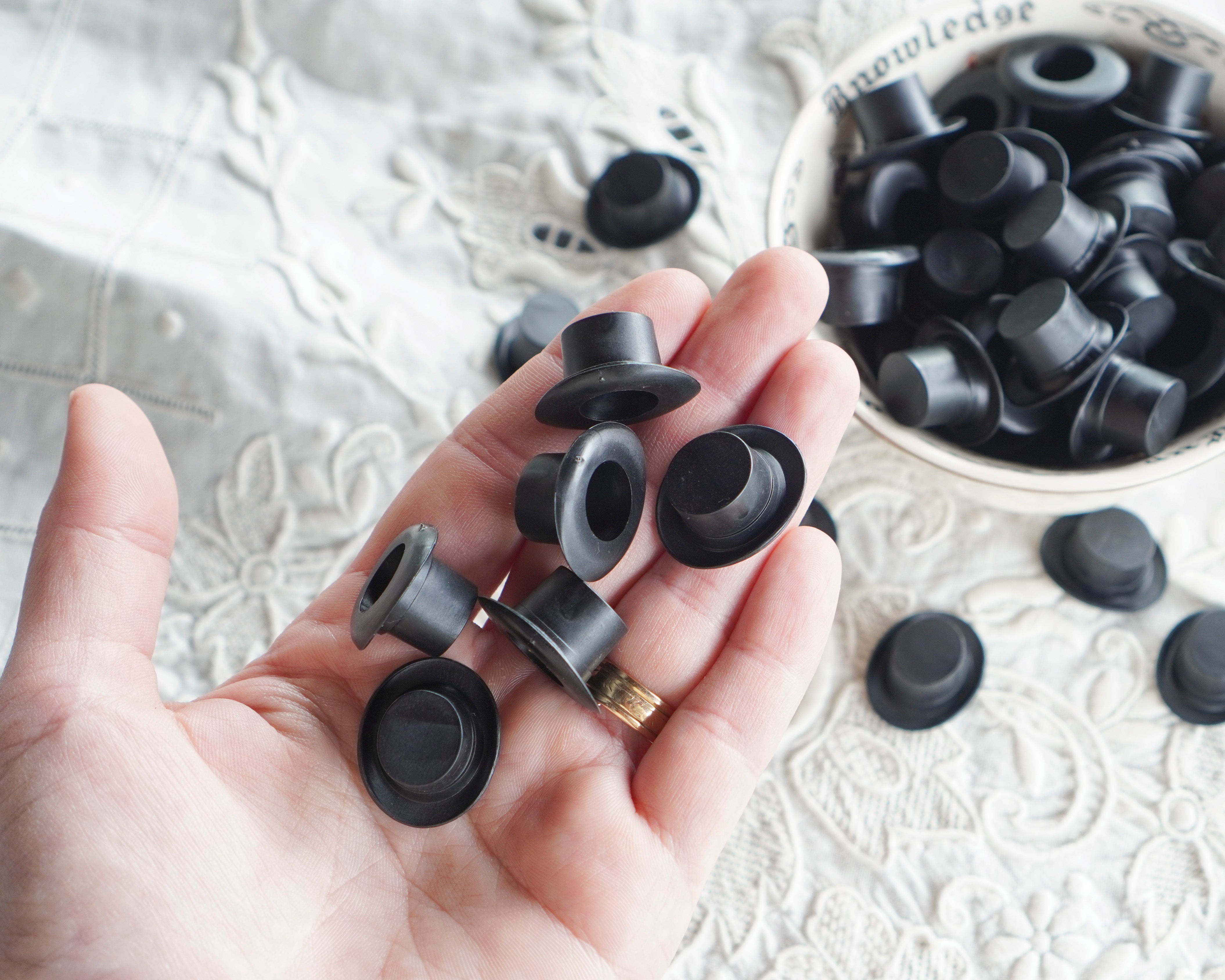 Small Plastic Top Hats, Miniature Snowman Craft Hats (Best Fits 14-18mm Heads)