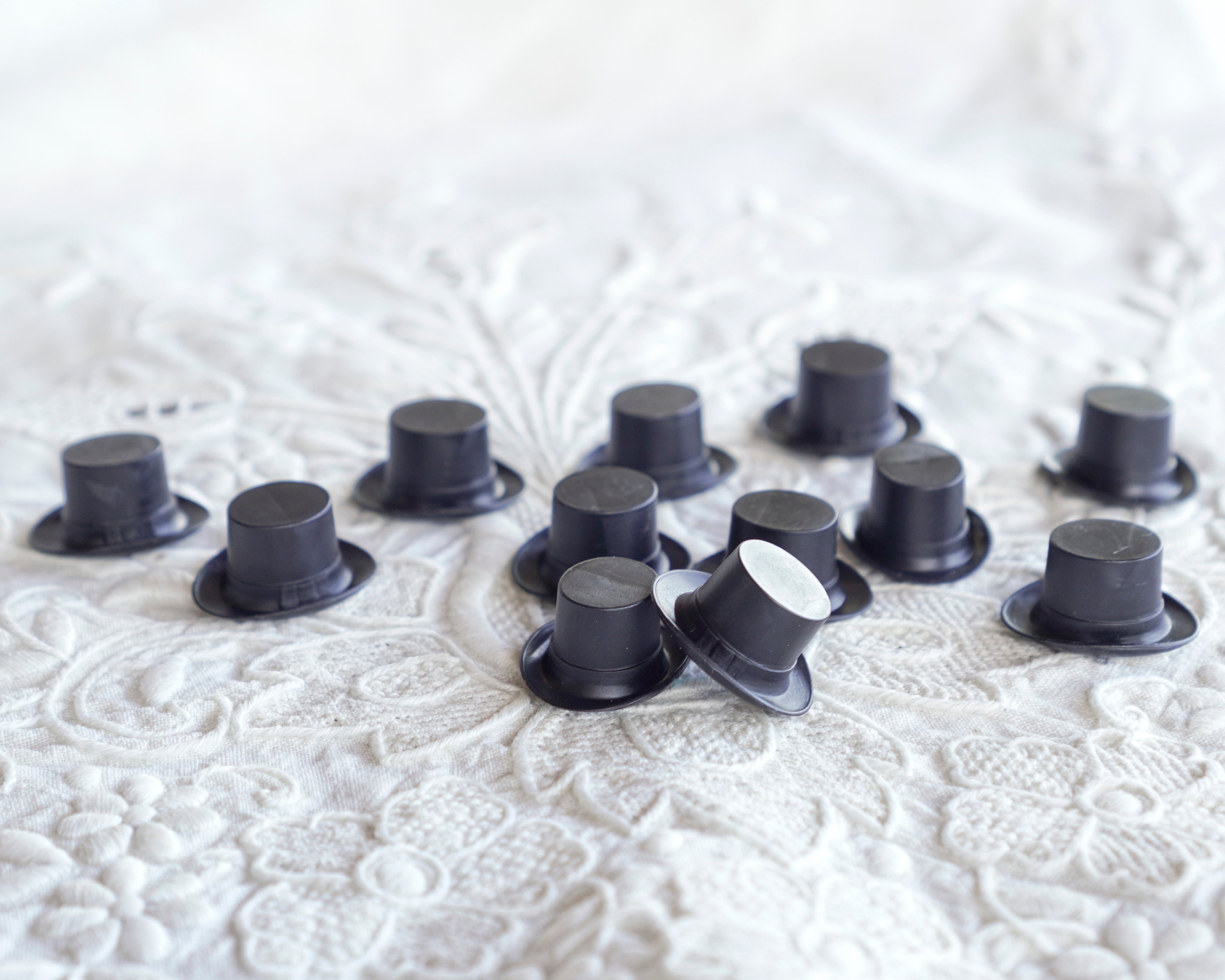 Small Plastic Top Hats, Miniature Snowman Craft Hats (Best Fits 14-18mm Heads)