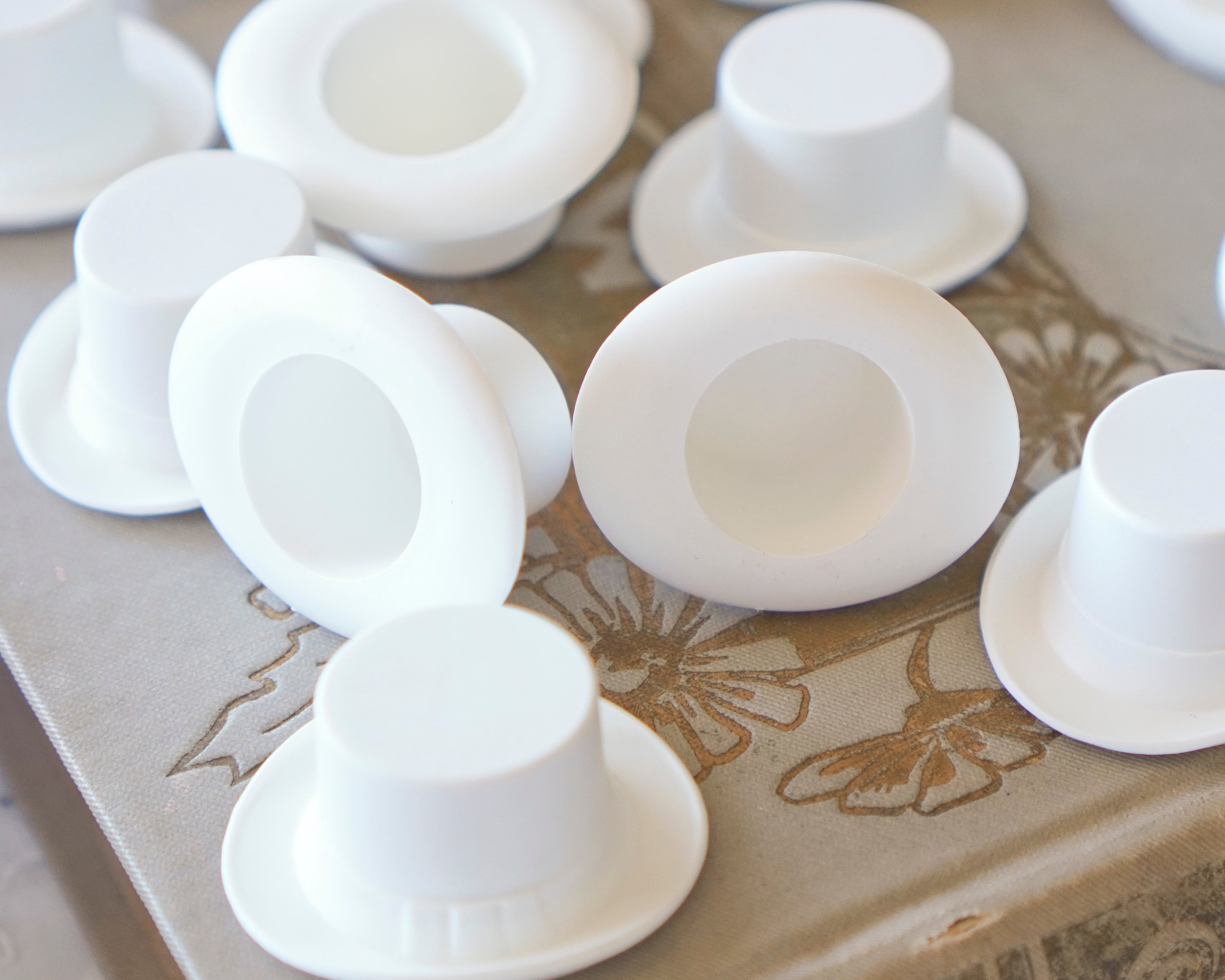 White Top Hats, Medium Plastic Snowman Craft Hats (Best Fits 20-24mm Heads,) 12 Pcs.