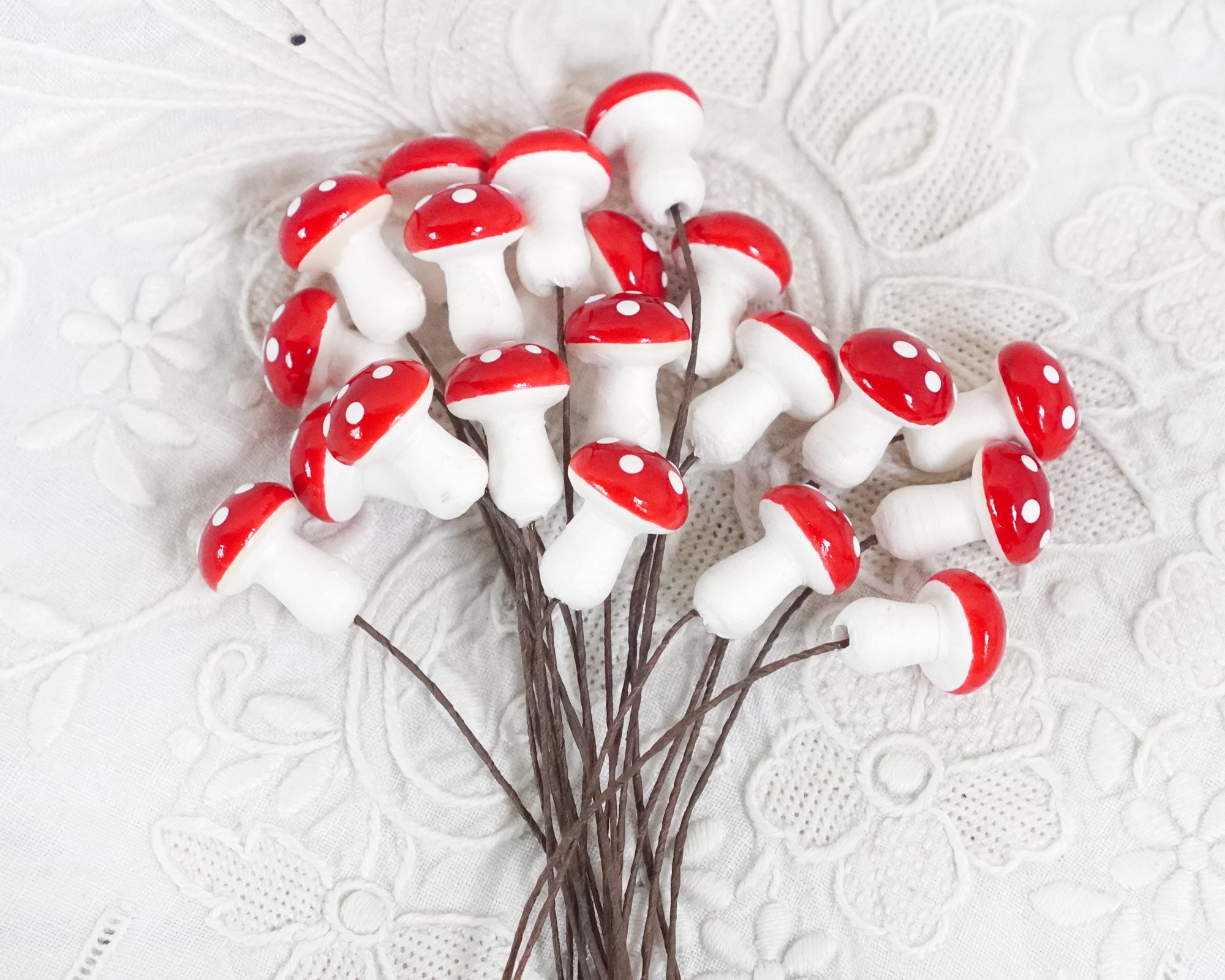 Tie-On Mushrooms - Spun Cotton Toadstools, 20mm x 14mm, 20 Pcs.