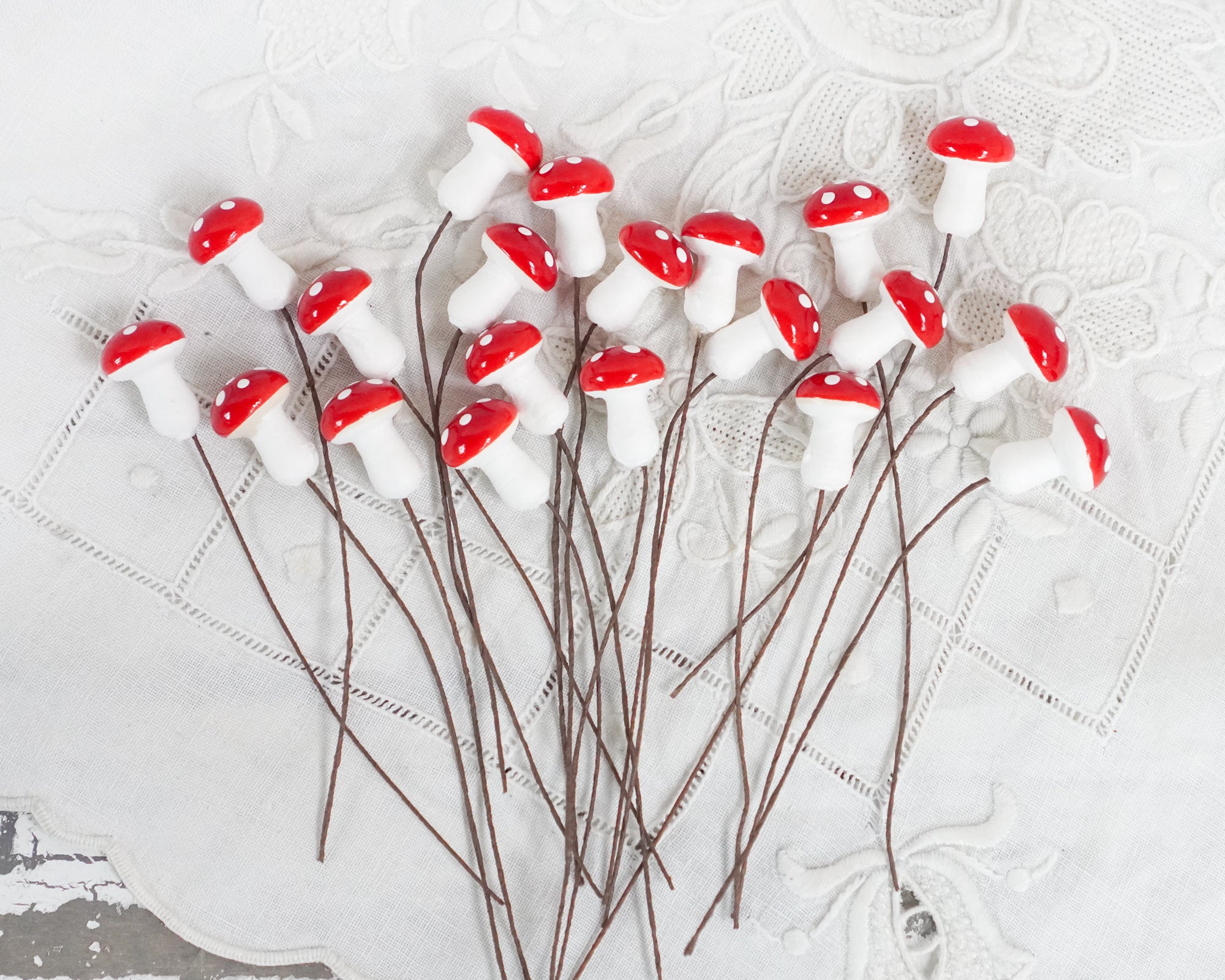 Tie-On Mushrooms - Spun Cotton Toadstools, 20mm x 14mm, 20 Pcs.
