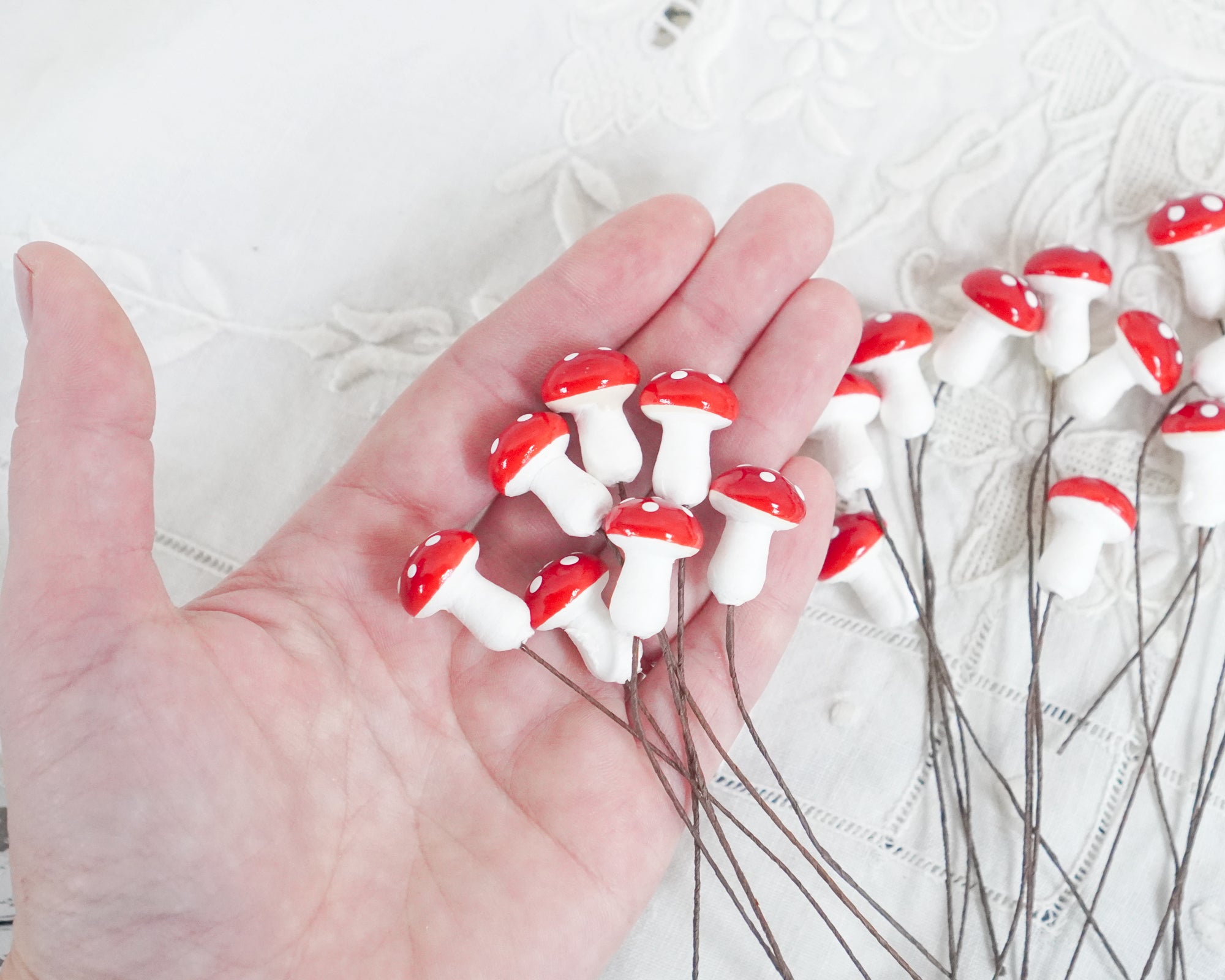 Tie-On Mushrooms - Spun Cotton Toadstools, 20mm x 14mm, 20 Pcs.