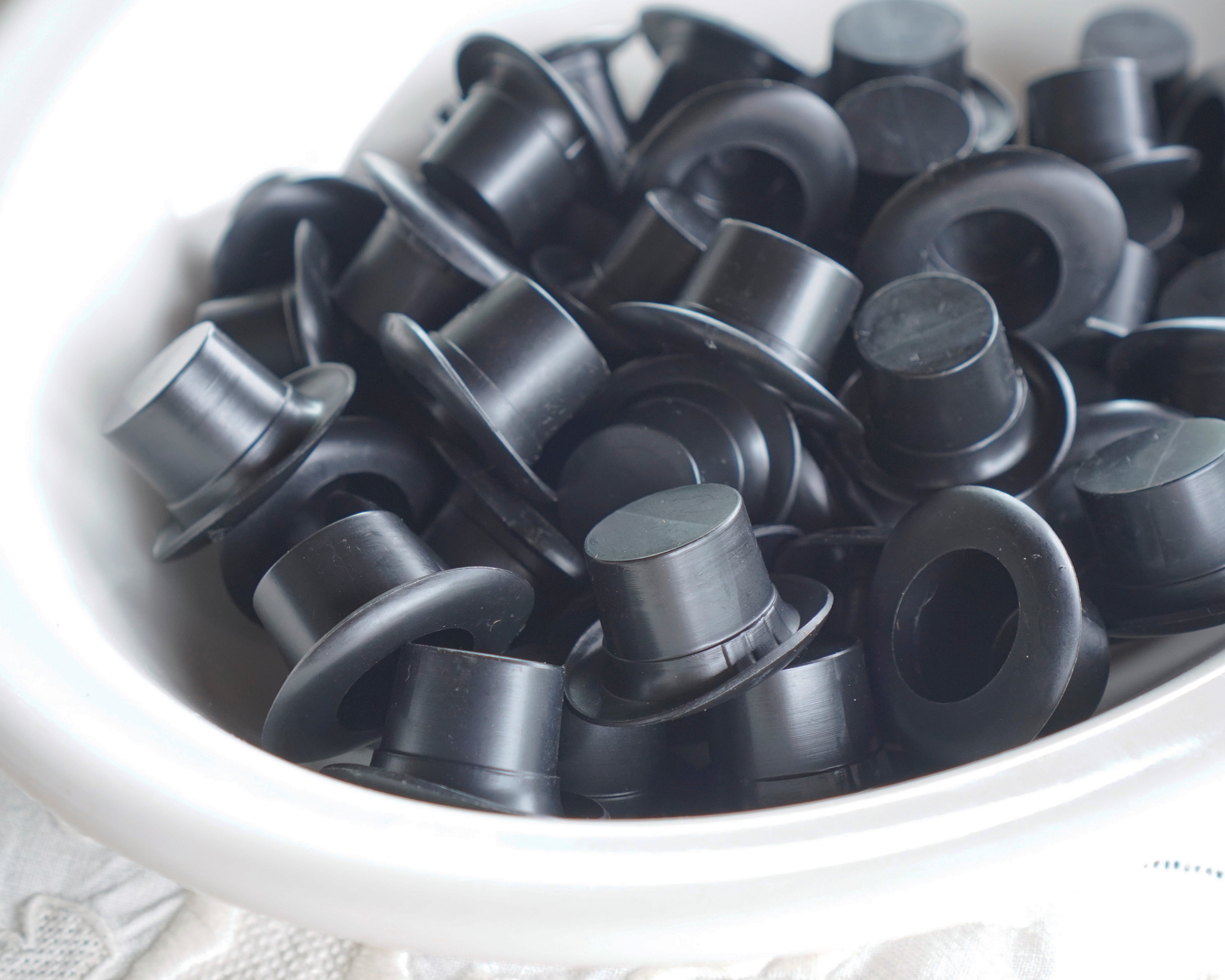 Medium Top Hats, German Plastic Snowman Craft Hats (Best Fits 20-24mm Heads)