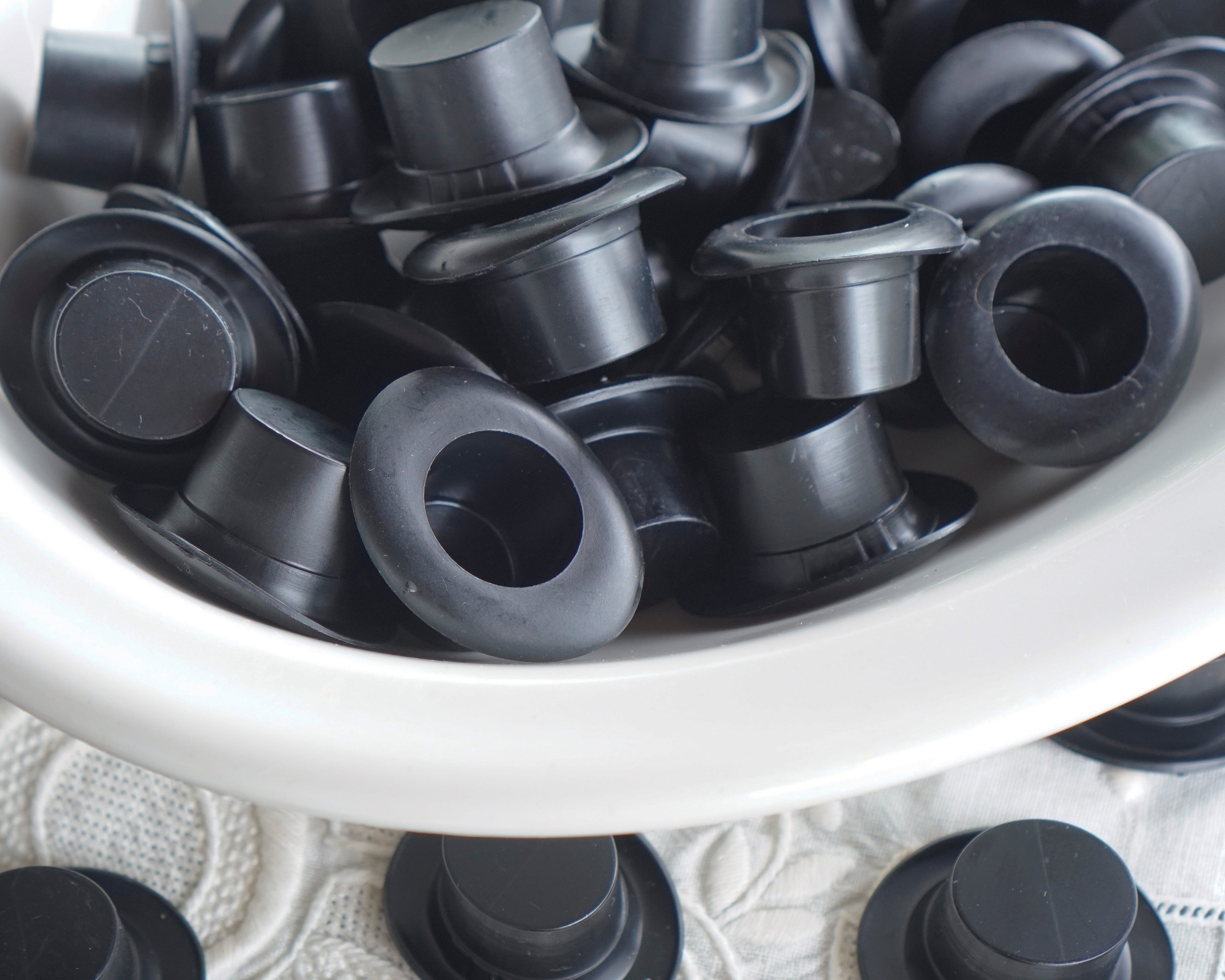 Medium Top Hats, German Plastic Snowman Craft Hats (Best Fits 20-24mm Heads)
