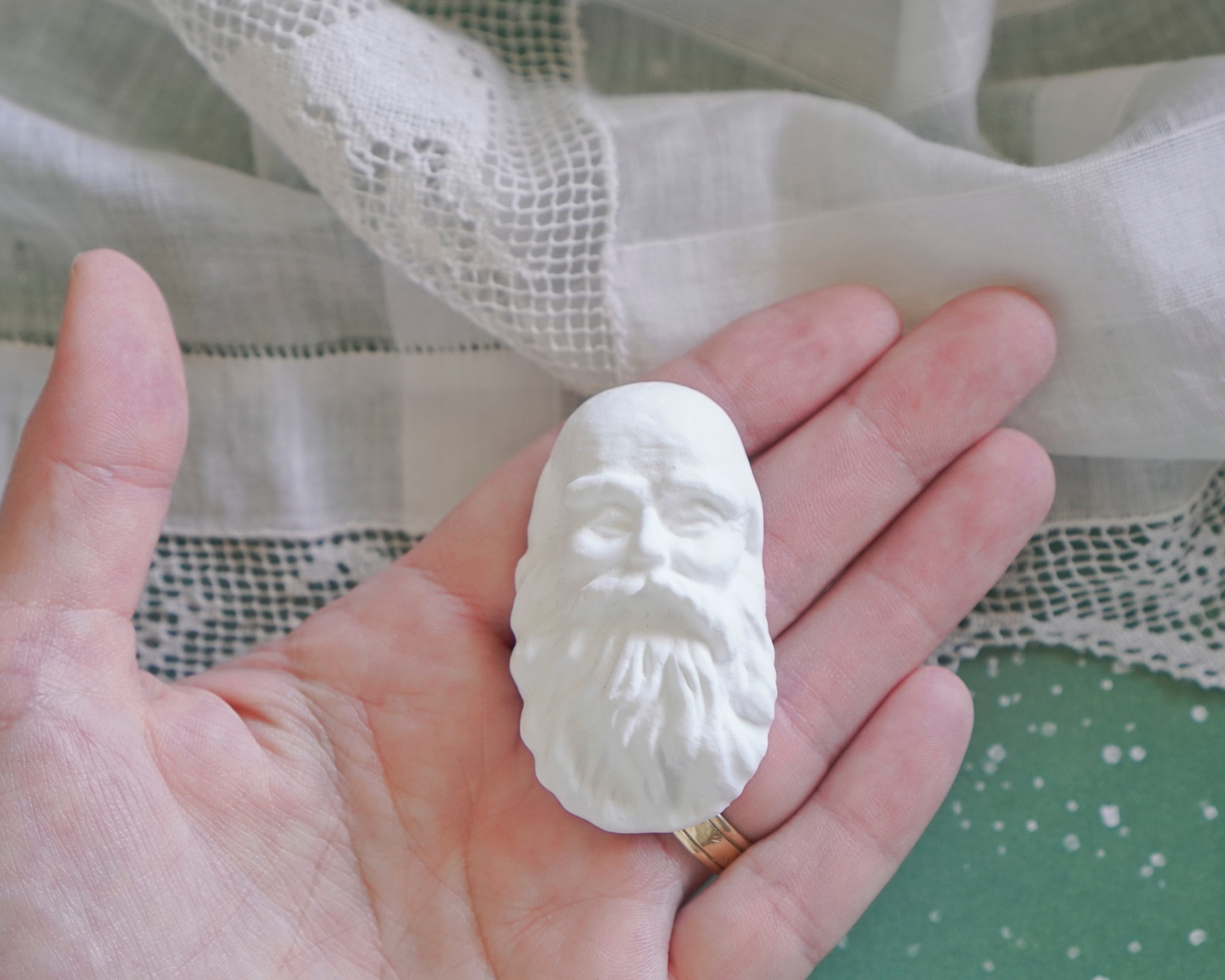 Old Fashioned Santa Face, 2" Unpainted Figurine, 1 Piece