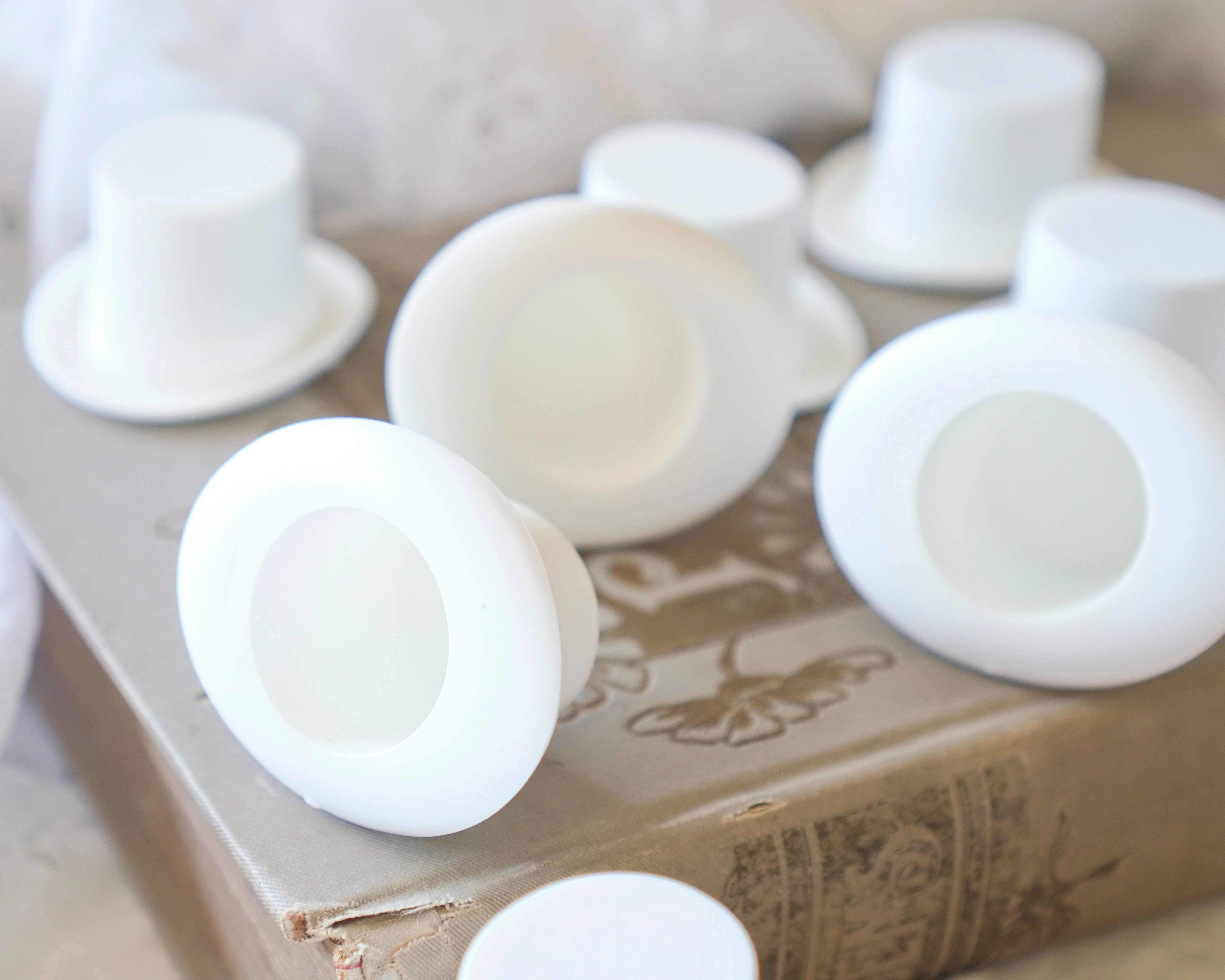 White Top Hats, Large Plastic Craft Hats for Dolls / Snowmen (Best Fits 30-35mm Heads,) 12 Pcs.