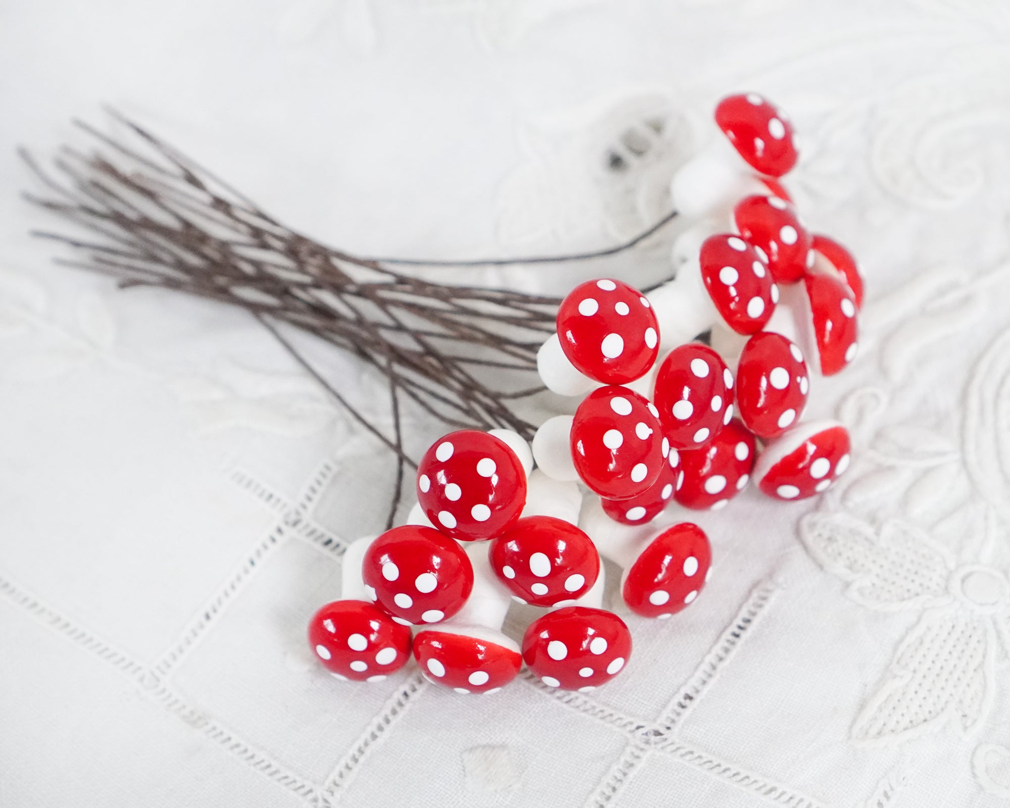 Tie-On Mushrooms - Spun Cotton Toadstools, 20mm x 14mm, 20 Pcs.